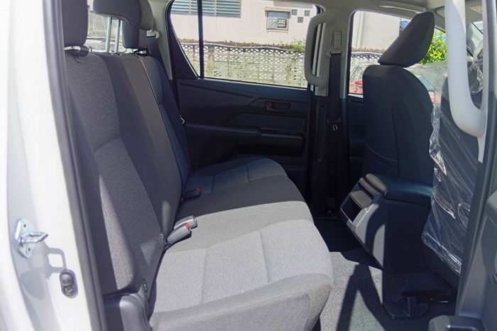 TRAVO SMART PRE 2026 2.8 AT DOUBLE CAB WHITE  800648 full