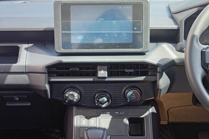 TRAVO SMART PRE 2026 2.8 AT DOUBLE CAB WHITE  800648 full