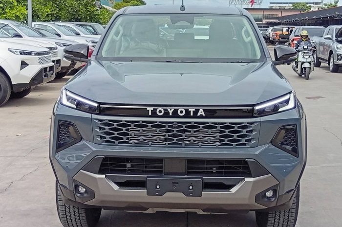 TRAVO OVERLAND PLUS 4WD 2026 2.8 AT DOUBLE CAB GREY  25608 full