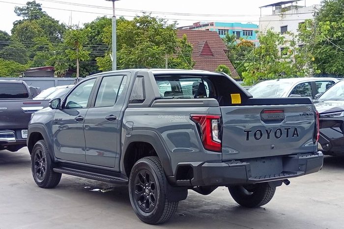 TRAVO OVERLAND PLUS 4WD 2026 2.8 AT DOUBLE CAB GREY  25608 full