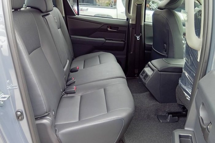 TRAVO OVERLAND PLUS 4WD 2026 2.8 AT DOUBLE CAB GREY  25608 full