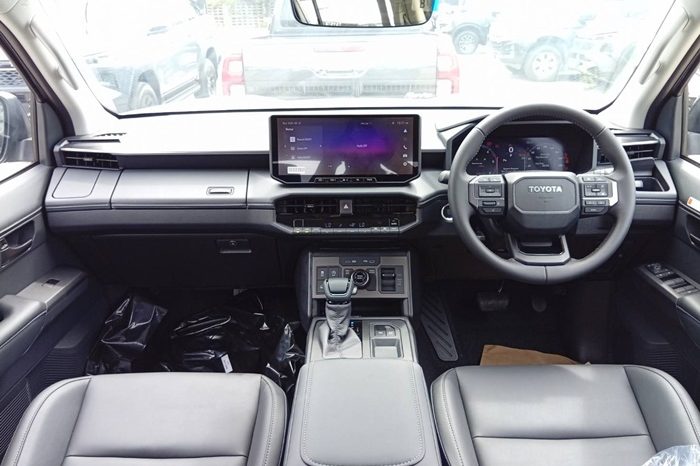 TRAVO OVERLAND PLUS 4WD 2026 2.8 AT DOUBLE CAB GREY  25608 full