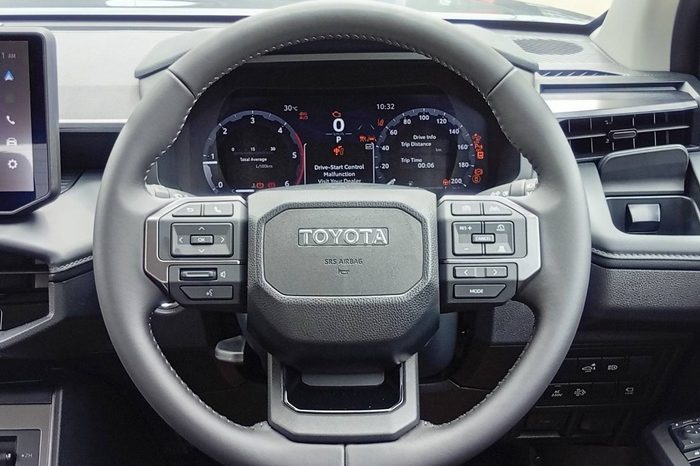 TRAVO OVERLAND PLUS 4WD 2026 2.8 AT DOUBLE CAB GREY  25608 full
