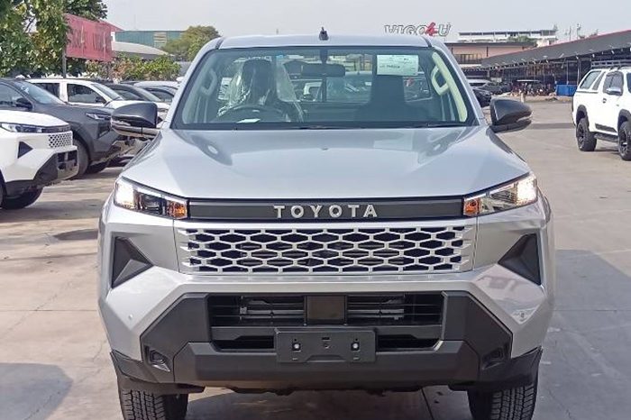 TRAVO 4TREX 4WD 2026 2.8 MT STANDARD SILVER  92020 full