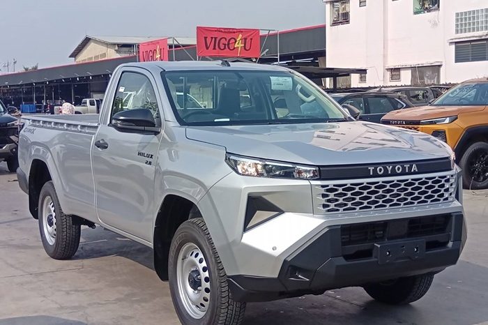 TRAVO 4TREX 4WD 2026 2.8 MT STANDARD SILVER  92020 full