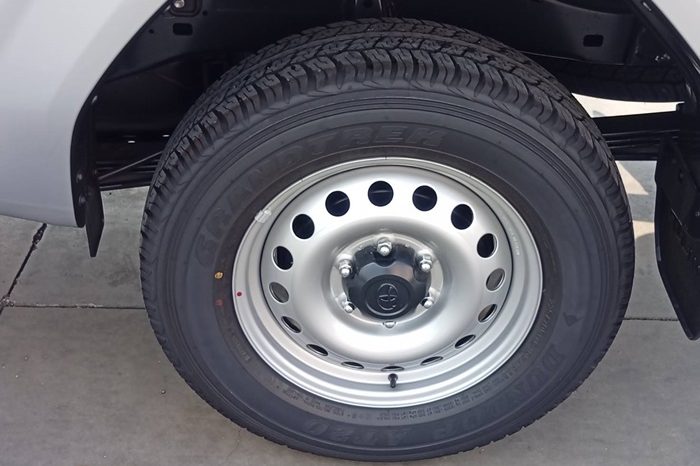 TRAVO 4TREX 4WD 2026 2.8 MT STANDARD SILVER  92020 full