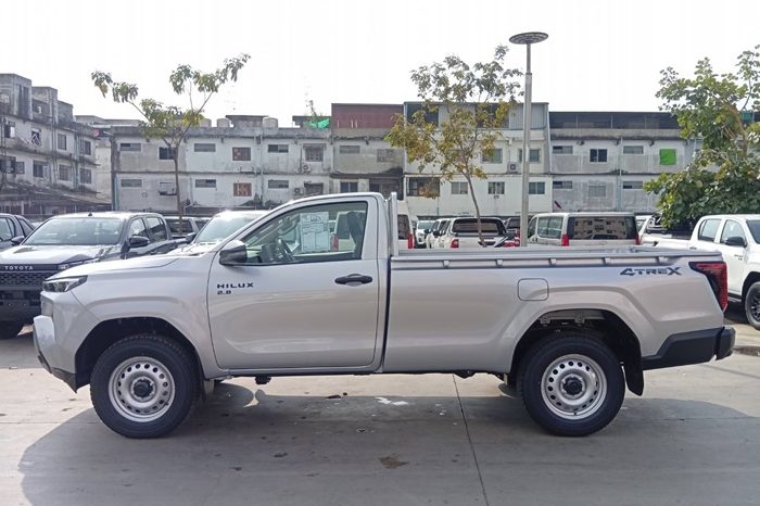 TRAVO 4TREX 4WD 2026 2.8 MT STANDARD SILVER  92020 full
