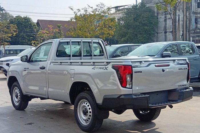 TRAVO 4TREX 4WD 2026 2.8 MT STANDARD SILVER  92020 full