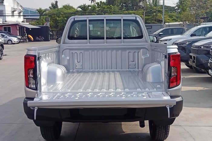 TRAVO 4TREX 4WD 2026 2.8 MT STANDARD SILVER  92020 full