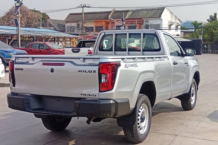 TRAVO 4TREX 4WD 2026 2.8 MT STANDARD SILVER  92020 full