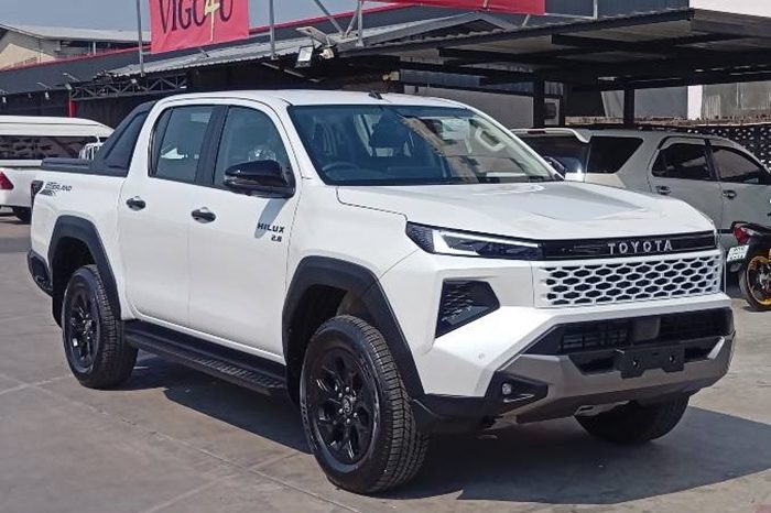 TRAVO OVERLAND PRE 2026 2.8 AT DOUBLE CAB WHITE  40096 full