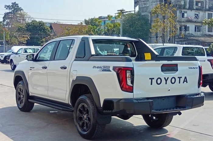 TRAVO OVERLAND PRE 2026 2.8 AT DOUBLE CAB WHITE  40096 full