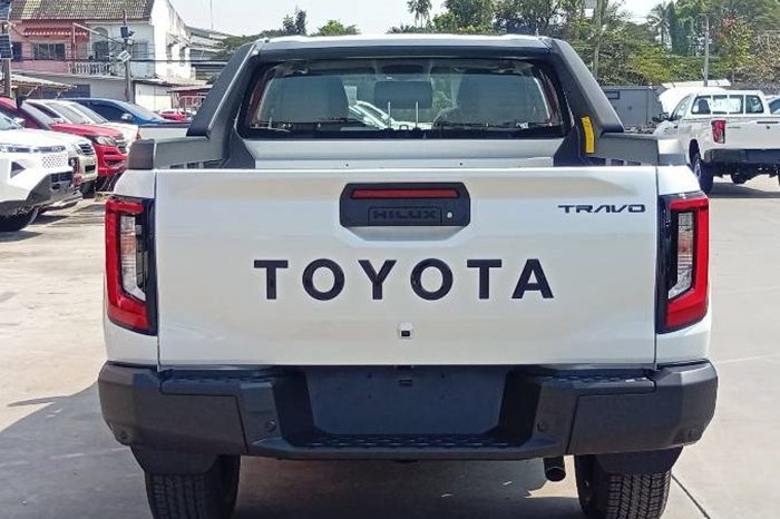 TRAVO OVERLAND PRE 2026 2.8 AT DOUBLE CAB WHITE  40096 full