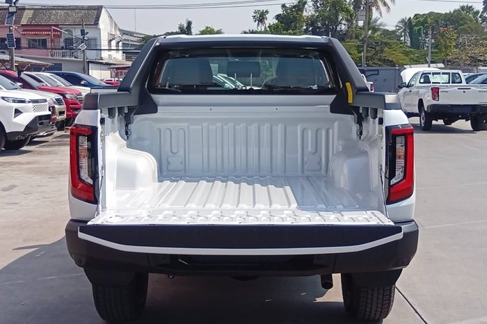 TRAVO OVERLAND PRE 2026 2.8 AT DOUBLE CAB WHITE  40096 full