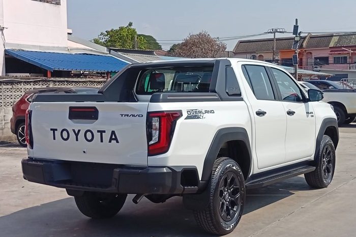 TRAVO OVERLAND PRE 2026 2.8 AT DOUBLE CAB WHITE  40096 full
