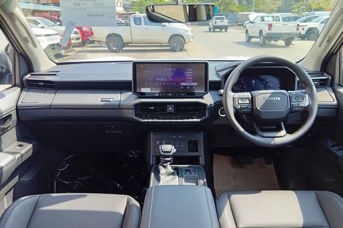 TRAVO OVERLAND PRE 2026 2.8 AT DOUBLE CAB WHITE  40096 full