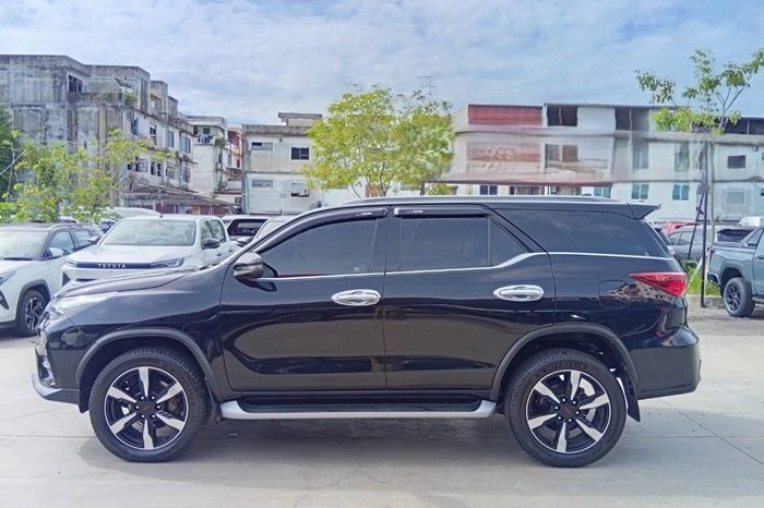 TOYOTA 2WD 2020 2.8V AT FORTUNER BLACK  8325 full