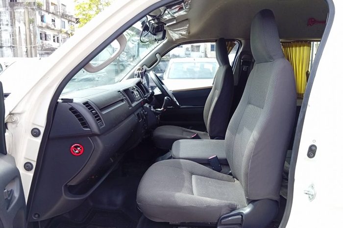 TOYOTA 2WD 2019 2.7 MT COMMUTER WHITE  3322 full