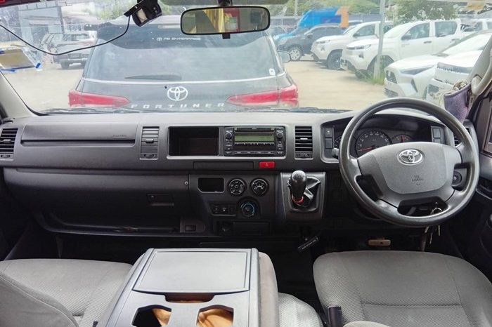 TOYOTA 2WD 2019 2.7 MT COMMUTER WHITE  3322 full