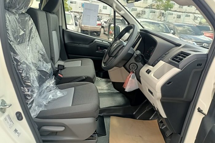 TOYOTA 2026 2WD 2.8 MT COMMUTER WHITE  6962 full