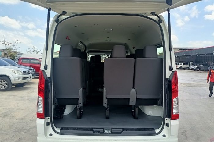 TOYOTA 2026 2WD 2.8 MT COMMUTER WHITE  6962 full