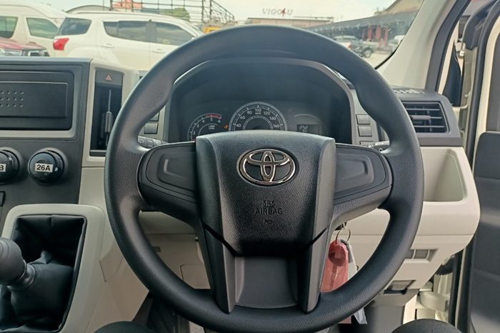 TOYOTA 2026 2WD 2.8 MT COMMUTER WHITE  6962 full