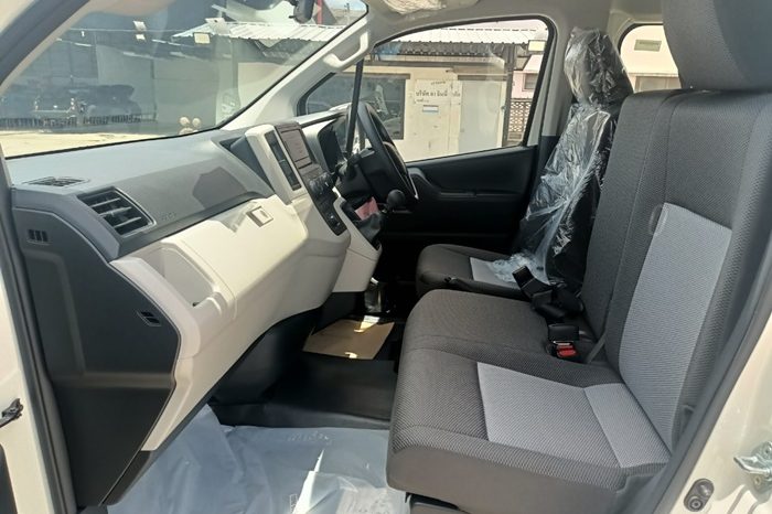 TOYOTA 2026 2WD 2.8 MT COMMUTER WHITE  6962 full