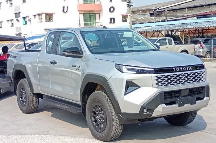TRAVO 4TREX PREMIUM 4WD 2026 2.8 AT SMART CAB SILVER 32153 full