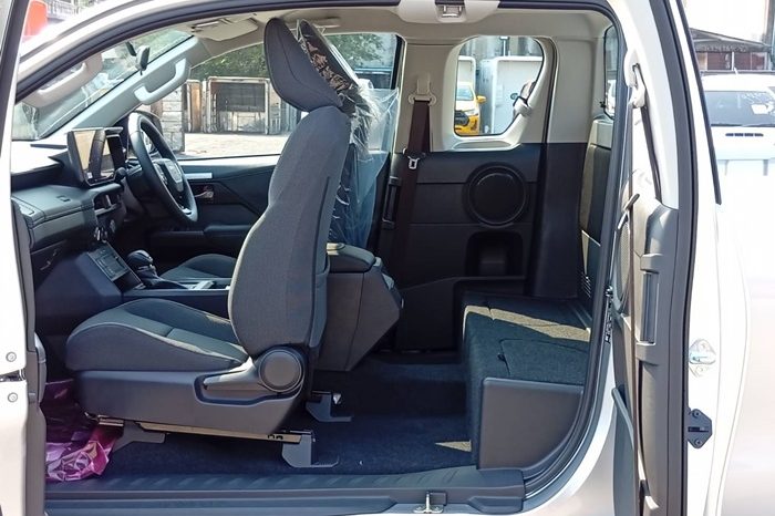 TRAVO 4TREX PREMIUM 4WD 2026 2.8 AT SMART CAB SILVER 32153 full