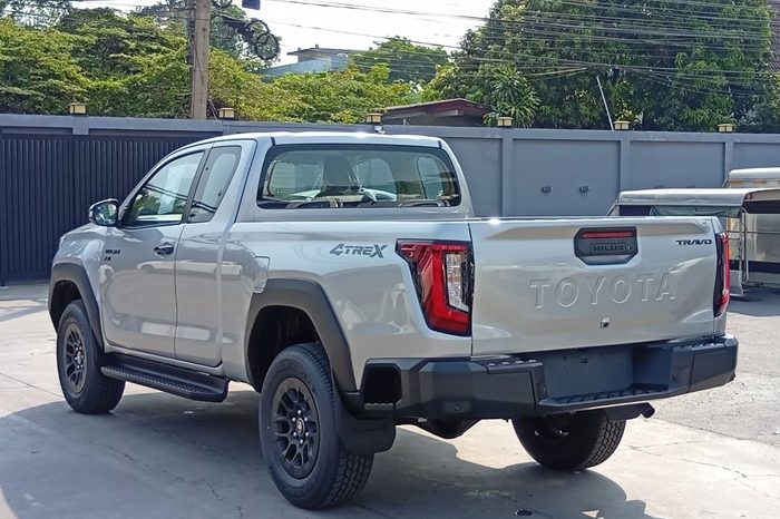 TRAVO 4TREX PREMIUM 4WD 2026 2.8 AT SMART CAB SILVER 32153 full