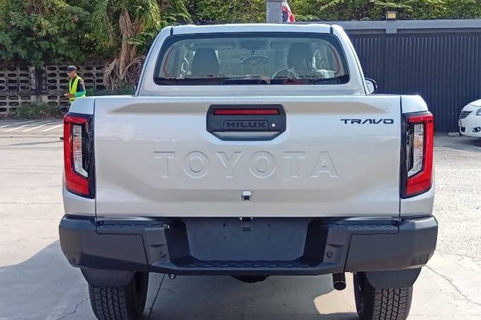 TRAVO 4TREX PREMIUM 4WD 2026 2.8 AT SMART CAB SILVER 32153 full
