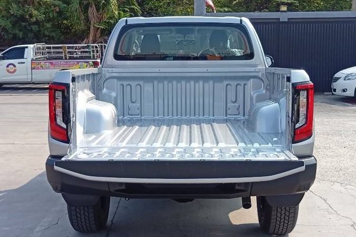 TRAVO 4TREX PREMIUM 4WD 2026 2.8 AT SMART CAB SILVER 32153 full