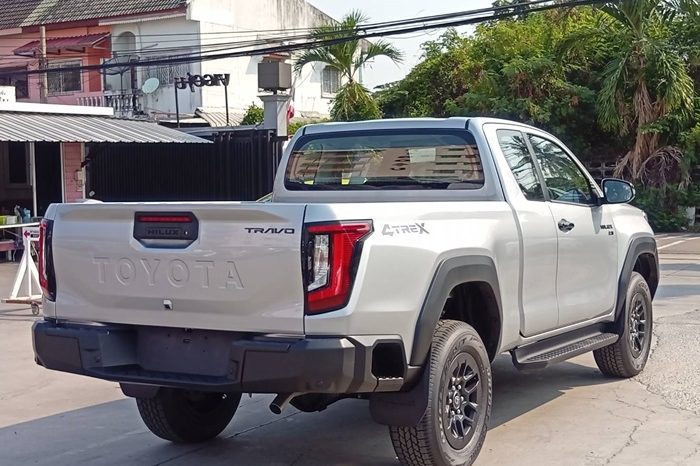 TRAVO 4TREX PREMIUM 4WD 2026 2.8 AT SMART CAB SILVER 32153 full