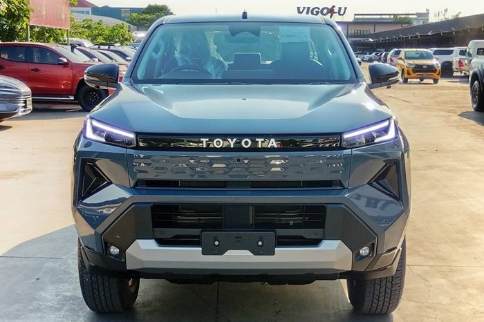 TRAVO E 2026 EV AT DOUBLE CAB GREY  800175 full