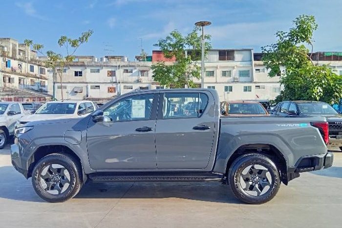 TRAVO E 2026 EV AT DOUBLE CAB GREY  800175 full