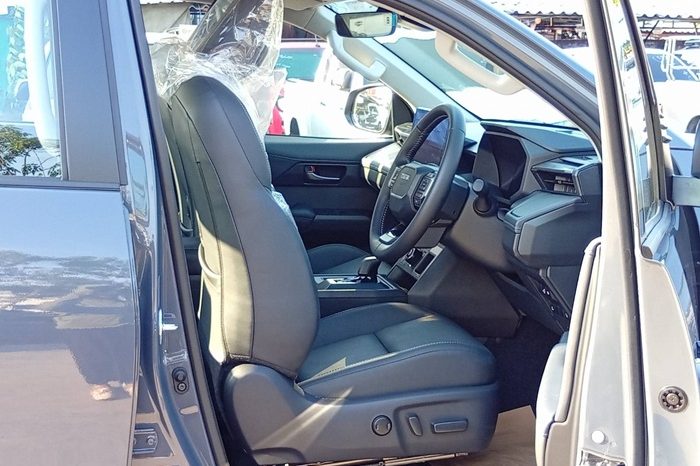 TRAVO E 2026 EV AT DOUBLE CAB GREY  800175 full