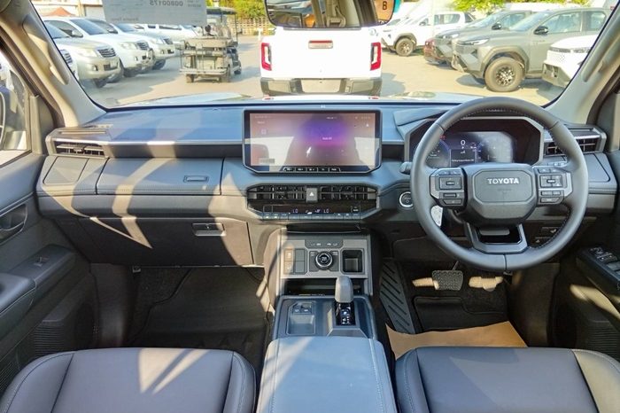 TRAVO E 2026 EV AT DOUBLE CAB GREY  800175 full