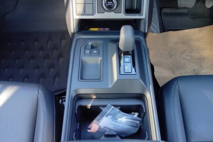 TRAVO E 2026 EV AT DOUBLE CAB GREY  800175 full