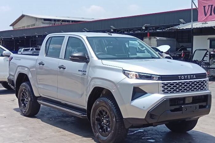 TRAVO SMART PRE 2026 2.8 AT DOUBLE CAB SILVER0  201571 full