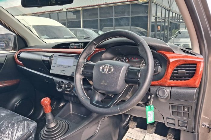 REVO 2WD 2018 2.4J MT STANDARD BRONZE  5510 full