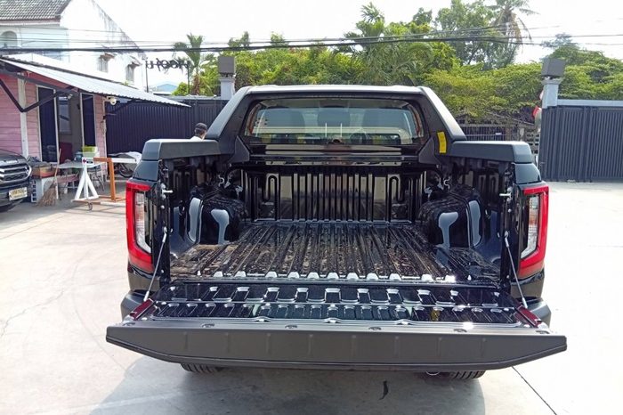 TRAVO OVERLAND PLUS 4WD 2026 2.8 AT DOUBLE CAB BLACK  22864 full