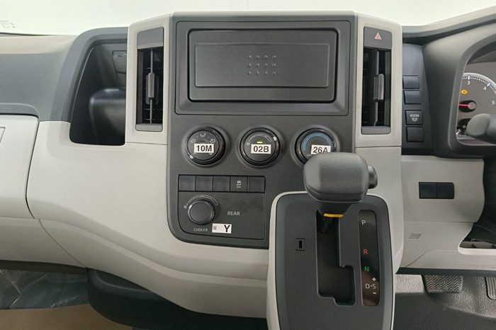 TOYOTA 2026 2WD 2.8 AT COMMUTER SILVER 39963 full