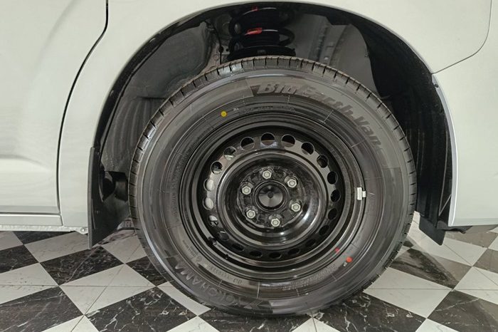 TOYOTA 2026 2WD 2.8 AT COMMUTER SILVER 39963 full