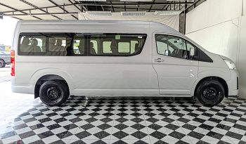 TOYOTA 2026 2WD 2.8 AT COMMUTER SILVER 39963 full
