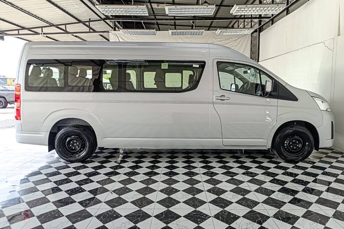 TOYOTA 2026 2WD 2.8 AT COMMUTER SILVER 39963 full
