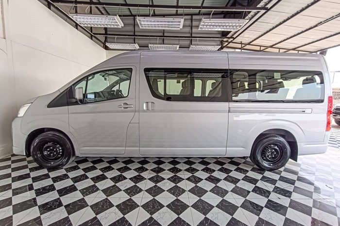 TOYOTA 2026 2WD 2.8 AT COMMUTER SILVER 39963 full