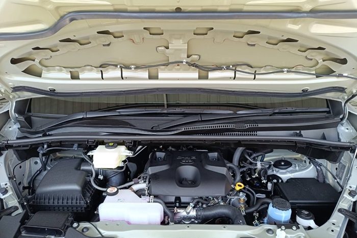 TOYOTA 2026 2WD 2.8 AT COMMUTER SILVER 39963 full