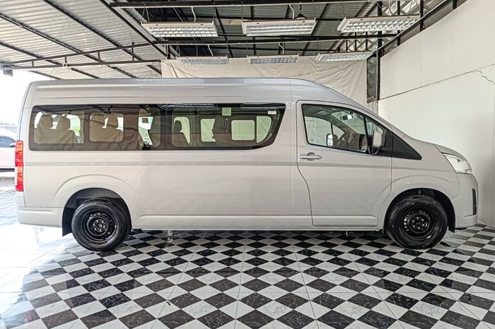 TOYOTA 2026 2WD 2.8 AT COMMUTER SILVER 39854 full