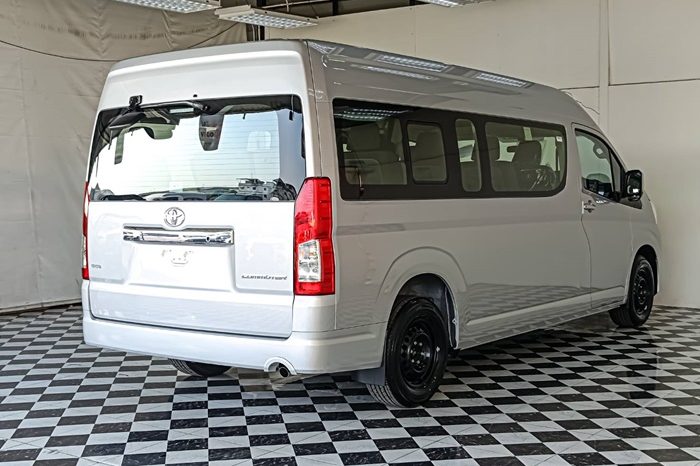 TOYOTA 2026 2WD 2.8 AT COMMUTER SILVER 39854 full