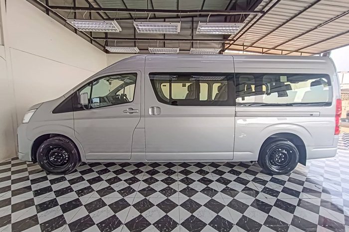 TOYOTA 2026 2WD 2.8 AT COMMUTER SILVER 39854 full